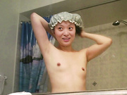 偷拍合租美女洗澡，奶头像葡萄