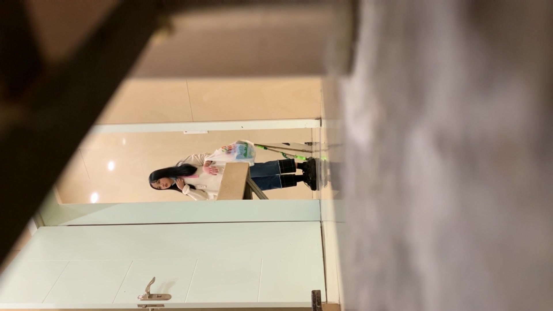 最新流出國內廁拍大神路邊尾隨美女進入公共女廁偷拍美女如廁噓噓 有個等車玩手機的妹子顏值超高 逼逼肥嫩誘惑 1080P高清原版