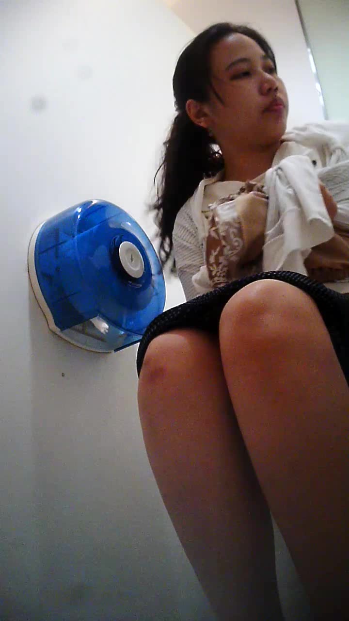 最新流出某商場公共衛生間拍攝到的各式年輕氣質美眉如廁 饅頭逼逼一遍又一遍的擦試得要擦破皮了 1080P高清
