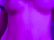 年轻人真会玩 开氛围灯玩变装只为男友操得更凶猛