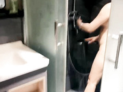 房间里调教露脸人妻母狗少妇，跪着爬过来给大哥舔弄大鸡巴，激情上位让大哥揉捏骚奶子，后入射她屁股上好骚