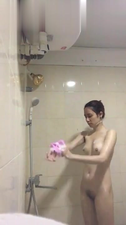 去哥哥家做客，在卫生间暗装针孔，偷拍刚过门的漂亮小嫂子洗香香，果然脱光了身材无敌