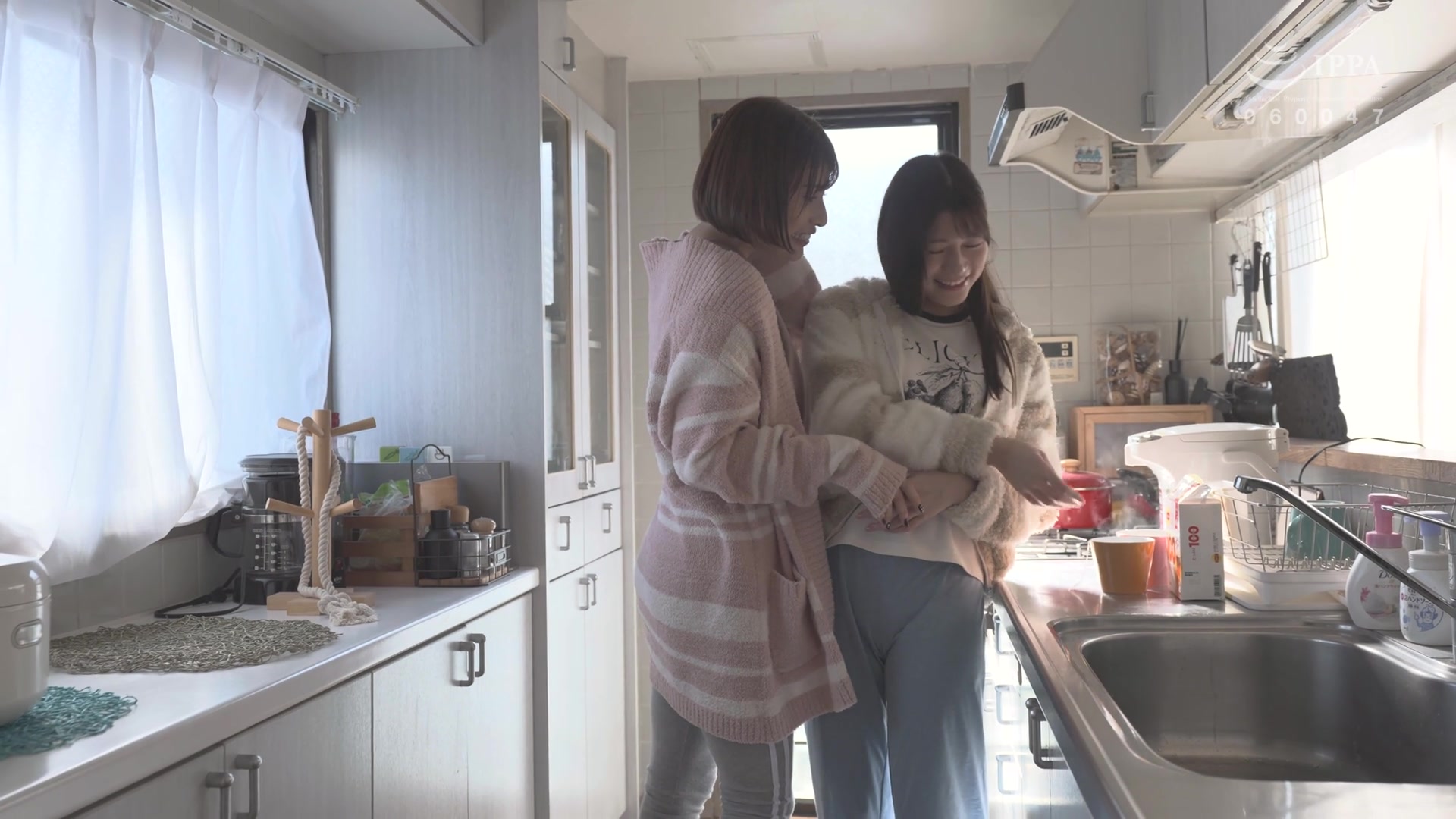 [ADHN-001] 私たち、女の子も好き。はずき＆レイラ - 1of5