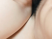 我的母狗妹妹，乖巧听话无毛逼，让小哥骑在脖子上草嘴深喉，压在身下无套插入给小哥舔手指，浪叫呻吟好骚啊