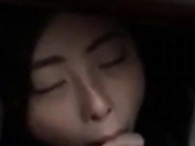 漂亮留学女友蜷缩在桌子下吃洋屌