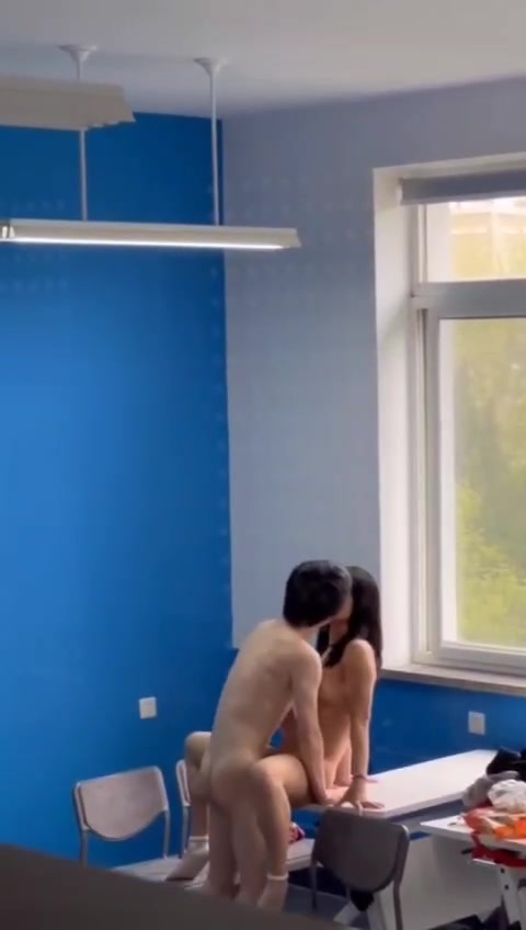 这两人胆子不是一般的大 自习室开干被同学录了下来