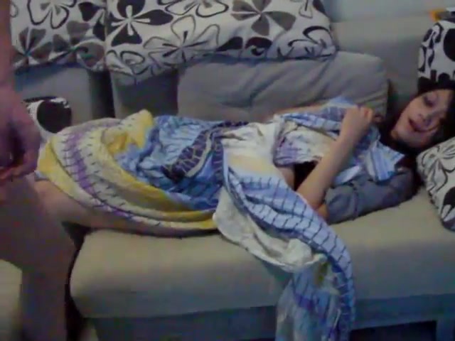 二毛哥请漂亮女同事吃饭用啤酒把她灌倒直接在沙发上啪啪