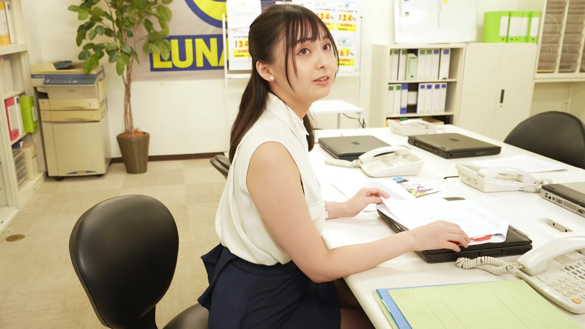 [LULU-376] 残業中、2人きりの局内でデカ尻新人女子アナウンサーが平常心を鍛える固定バイブイキ我慢特訓！愛葉陽葵 【破解】 - 1of5
