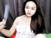 白丝情趣露脸温柔的小少妇一个人玩炮击蹂躏骚穴，听狼友指挥跳蛋塞逼炮击抽插，浪叫呻吟表情好骚性感小乳夹