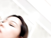 活好不粘人的风骚人妻，露脸伺候大哥激情啪啪直播大秀，跪舔大鸡巴表情好骚，让大哥多体位蹂躏爆草高潮不断