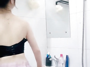 呆萌可愛OO後馬尾辮軟妹子,笑起來很甜,JK齊逼小短裙浴室濕身誘惑