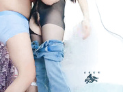 牛仔裤少妇良家小骚货，全程露脸跟大哥激情啪啪直播，让大哥吃奶舔逼舔脚，淫声荡语互动撩骚，无套插入真骚