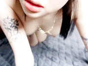 跟大老黑一起玩弄无毛白虎小美女，全程露脸大秀直播让老黑大鸡巴多体位爆草蹂躏，激情上位大哥草嘴浪叫不止