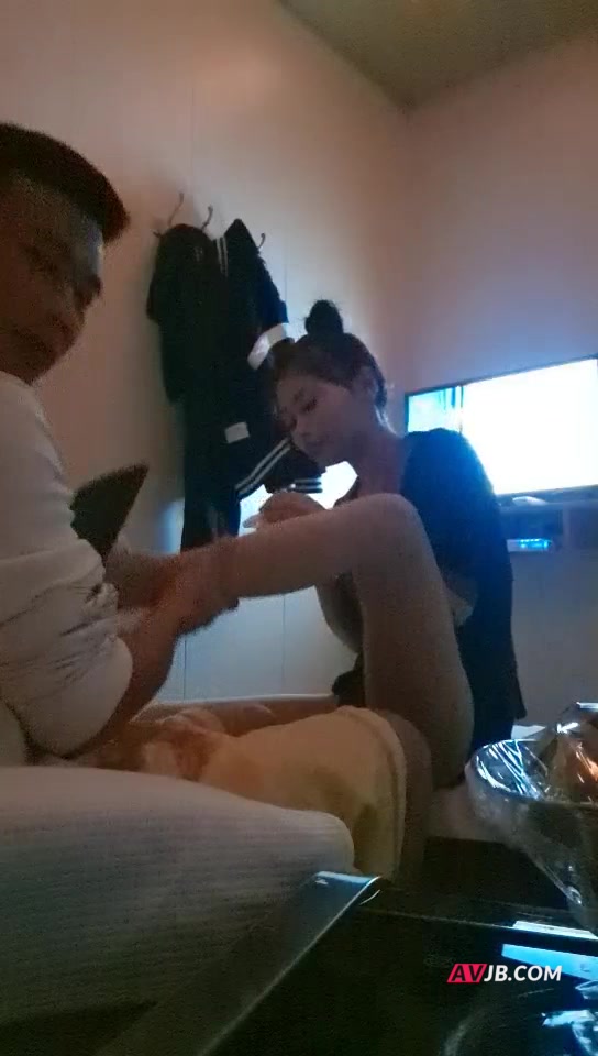 足療店搞女技師，丸子頭小姐姐，摸摸搞搞要拔褲子，足交打飛機，騎乘磨蹭扶著電視櫃後入，隔壁在唱歌