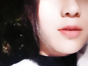 小美女戶外直播勾引男人操逼，小哥哥你摸摸我的奶子軟嘛，用力操我，哥哥的雞吧真熱真大，好喜歡被哥哥的大雞巴插
