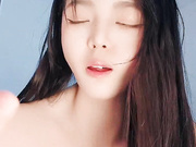 高颜值黑丝宝贝，深夜露脸精彩大秀直播，好久不见的美女宝贝，跟狼友撩骚互动听指挥，道具蹂躏骚穴淫水泛滥