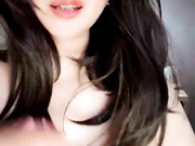 新来的气质美人妻，妩媚风情很是诱惑，揉奶玩逼互动撩骚特写展示，逼逼里塞跳蛋高潮喷尿，自己舔手上的淫水
