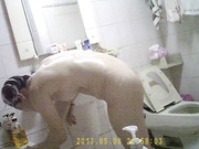 咸湿房东低价出租，真实偷拍合租姐妹日常洗澡，肤白美乳阴毛性感