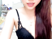 同居女友深夜全程露脸跟小哥激情啪啪，逼里塞着跳蛋润滑骚逼，口交大鸡巴让小哥压在身下无套输出，射了好多