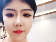 网红女神小草莓深夜约啪大哥激情大秀，黑丝露脸颜值高好身材舔弄大鸡巴，让大哥多体位爆草蹂躏，坐射大哥