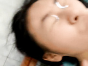 3P良家风骚人妻，全程露脸深喉口交大鸡巴，淫声荡语互动撩骚让小哥无套爆草各种蹂躏，射逼里射脸上敷面吞精