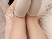 周末堂妹放假回家，约她出去看电影，本来说好带堂妹去酒店解决，最后却选择套路堂妹，让堂妹带我去她的闺房里内射她