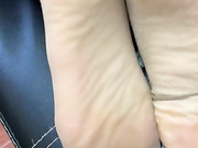 明明可以让我脱丝袜，可弟弟非要剪坏他，他拿剪子剪的时候真害怕他剪到我，差点被他吓尿了，不过也觉得很刺激呢