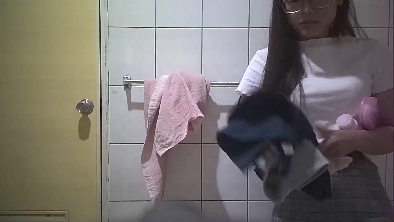 卫生间暗装针孔真实偷拍，眼镜飞机场表姐洗澡，有点小激动