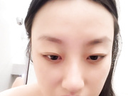 黑丝高跟露脸被小哥调教的母狗人妻少妇，全程露脸淫声荡语揉奶玩逼道具双插，滴蜡舔脚深喉草嘴无套爆草蹂躏