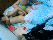 出租房上帝视角真实偷拍，百合情侣如何过性生活的，疯狂抠逼假小子自己的内裤都湿透了