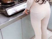 一边做饭，一边被弟弟啪啪，正在给他煮面，他就在背后偷袭我，还说我穿的太性感勾引他，不过突然被弟弟偷袭还是很让我兴奋的呢