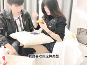 小學老師背著老公見網友，被強扒衣服強行推倒插入，內射帶著精液回了家