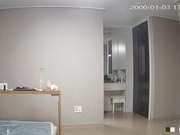 黑客破解家庭网络摄像头偷拍❤️年轻帅小伙下班约少妇姐姐上家里喝啤酒几杯下肚激情啪啪