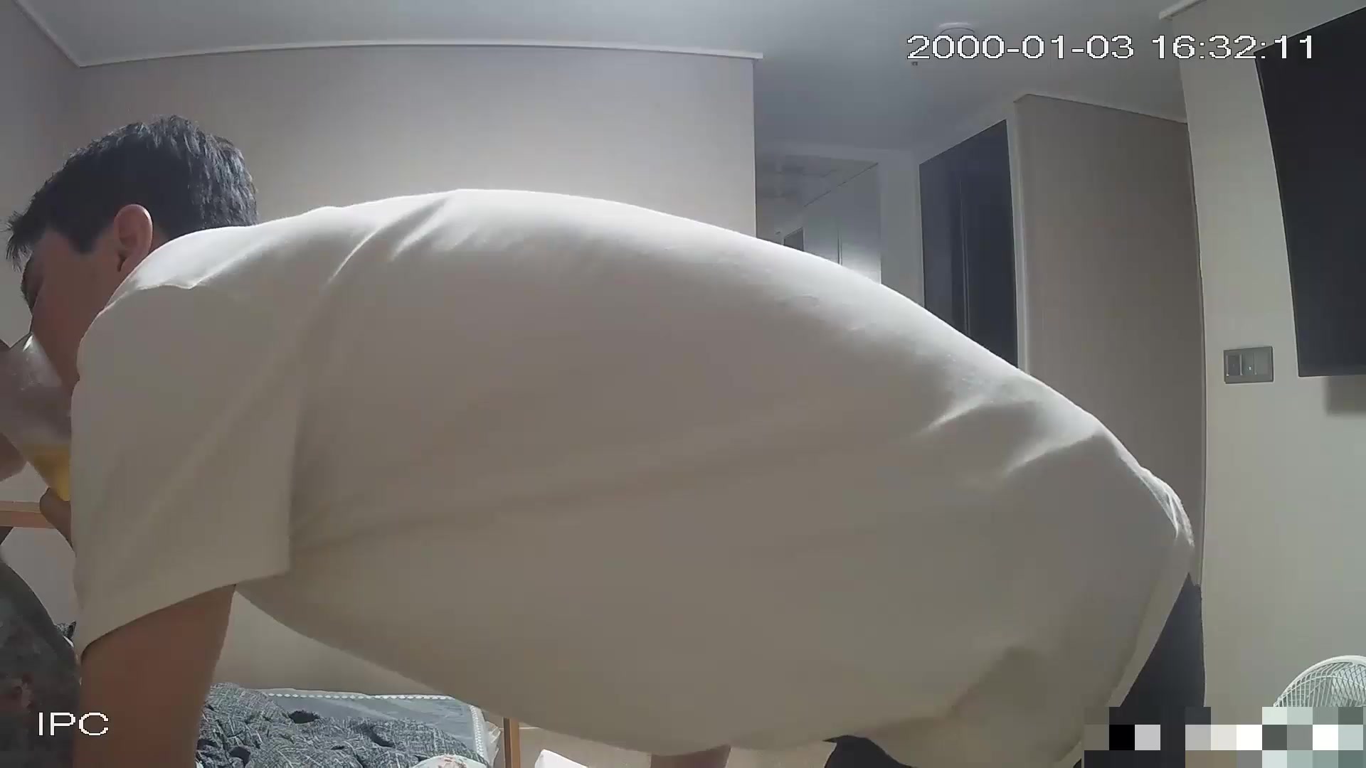 黑客破解家庭网络摄像头偷拍❤️年轻帅小伙下班约少妇姐姐上家里喝啤酒几杯下肚激情啪啪