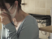 【原创】欲求不满淫荡人妻 在家背着丈夫偷情被操到高潮内射