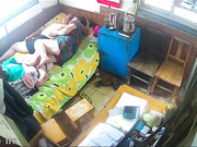 光头大爷中午休息被大妈摸硬了鸡巴  和大妈床边操逼下地站着接着干