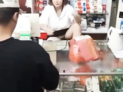 烟酒店熟女老板娘 故意露逼勾引顾客 阴毛户型清晰可见 这生意何愁不爆？
