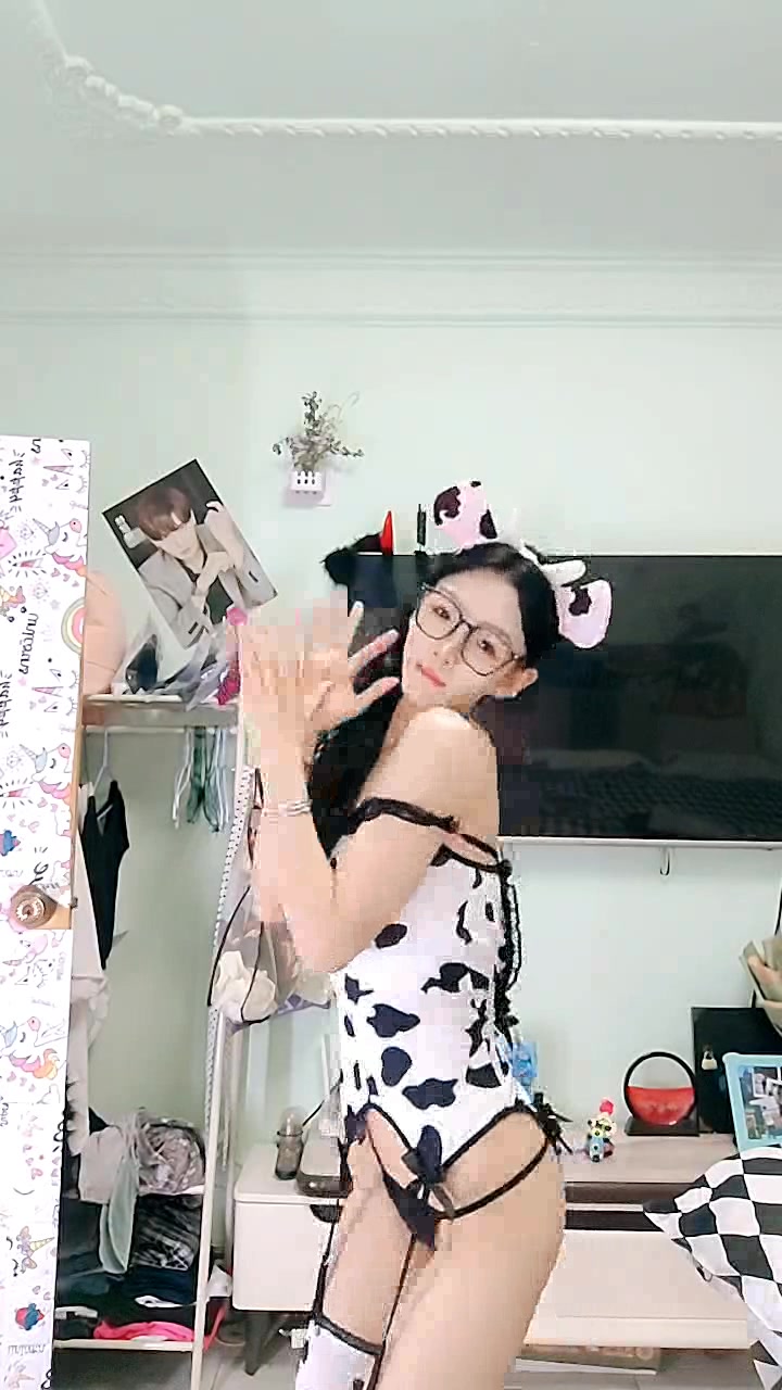 新来的美女主播小涵宝宝全程露脸精彩小秀，斑点狗情趣装诱惑脱衣艳舞，奶子比心性感小乳夹，揉奶玩逼自慰