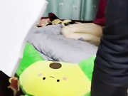 猎奇：辽宁一女子胆大包天，竟带情人在家搞乱！死死守护情夫，被老公乱踹，对白十分精彩！