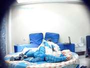 颜值还不错的大一美女主题酒店和校友第一次开房时被偷拍,男的害羞,腼腆,美女主动出击坐在上面操！