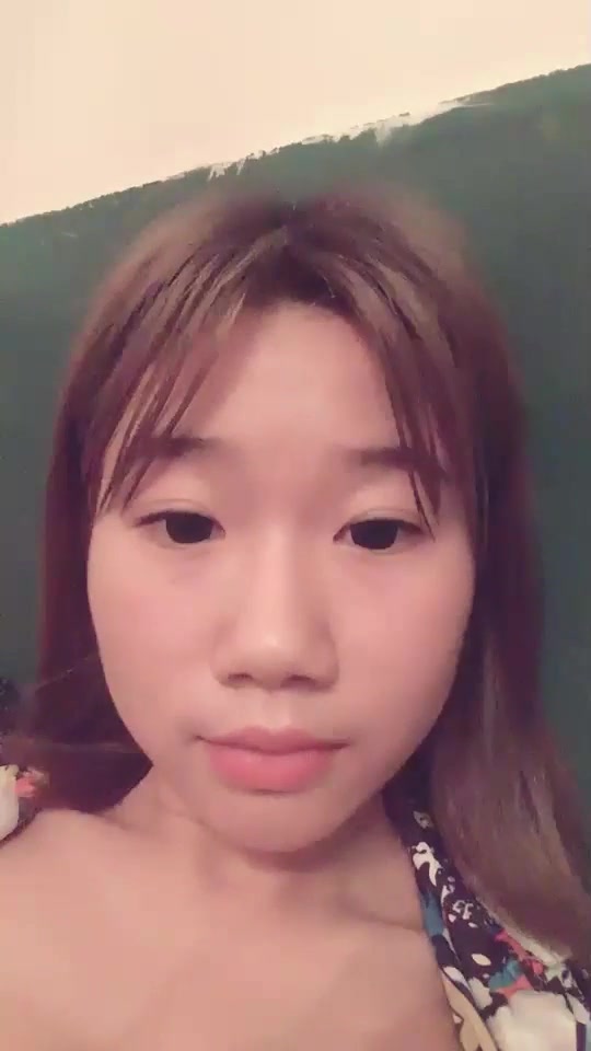 小师妹和网友玩果聊诱惑妈妈突然杀回家，面对妈妈怒视这逼挺能装的若无其事