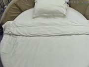 _光头大汉招嫖丰满的少妇妓女 这是灵魂肉体双契合 光头对少妇一通乱啃 妓女少妇一脸的嫌弃推开