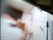 变态房东走狗屎运了出租屋住进了个模特身材的漂亮女租客浴室装摄像头TP人家洗澡