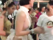 國人杰哥泰國旅遊摸奶拍視頻留念，人妖整起来比明星还美