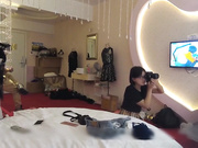 精品名门夜宴偷拍系列漂亮女模拍内衣广告被摄影师和女助手套路偷拍