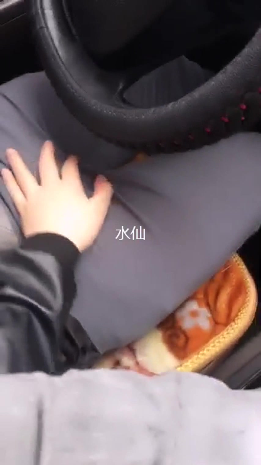 高颜值美女主播为了吸粉直播公路拦车勾引司机操她,司机怕是仙人跳不敢操,美女说：只想让你干,我不讹你钱,我给你钱好吗!