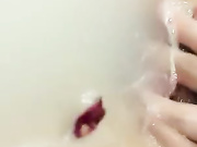 自慰熟女，浴缸