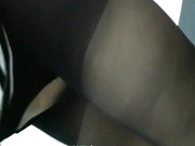 公司趁着中午午休时间部门经理与露脸长发少妇女下属办公室操一炮特意穿个黑丝开裆说话都细声细语