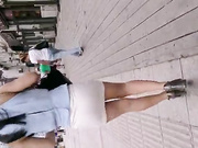 冒死跟拍白裤美女
