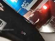 非常刺激的女主播和炮友路边工地门口车震不知为啥炮友下车和门卫老头吵架了